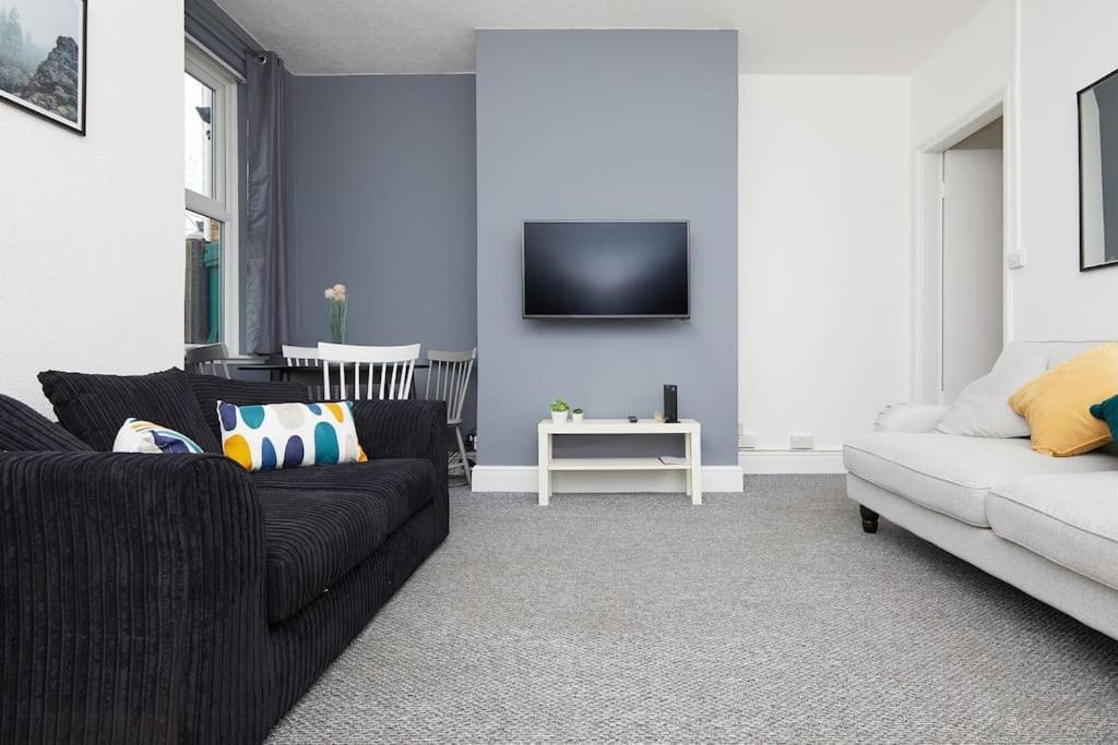 4 Bed Townhouse - Parking - Apartment