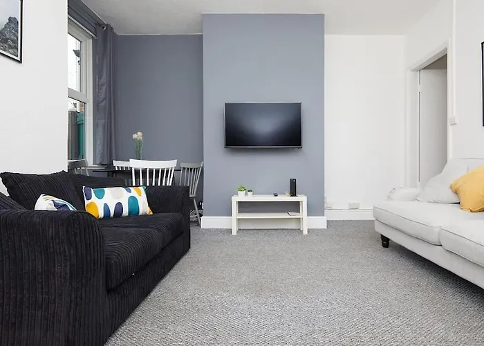 4 Bed Derby Townhouse - Parking - City