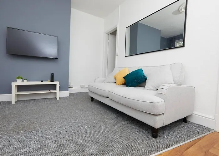 4 Bed Derby Townhouse - Parking - City