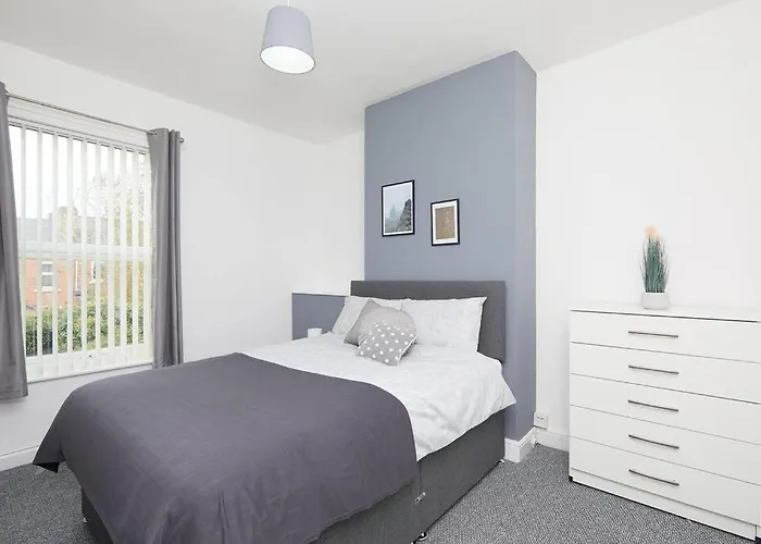 4 Bed Derby Townhouse - Parking - City