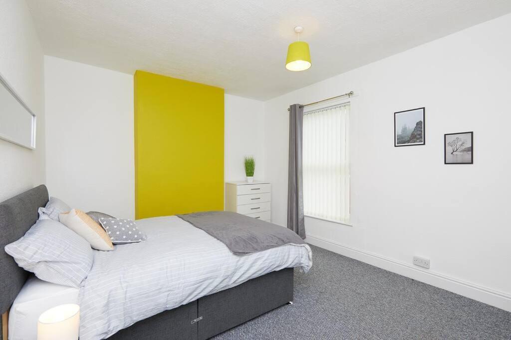 4 Bed Townhouse - Parking - * Derby
