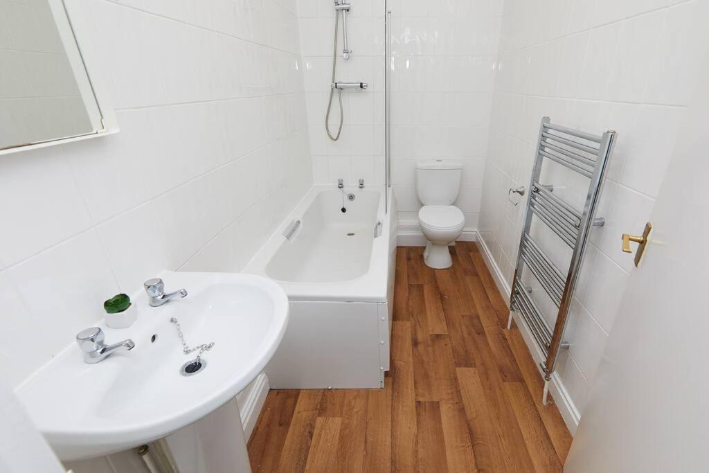 4 Bed Townhouse - Parking - * Derby