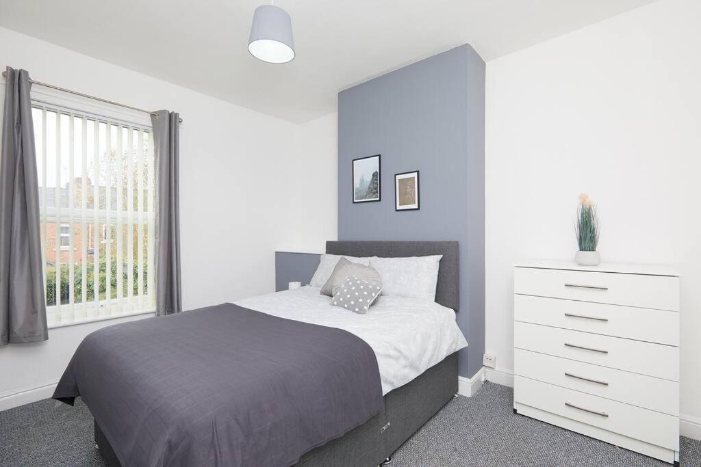 Apartment 4 Bed Townhouse - Parking -