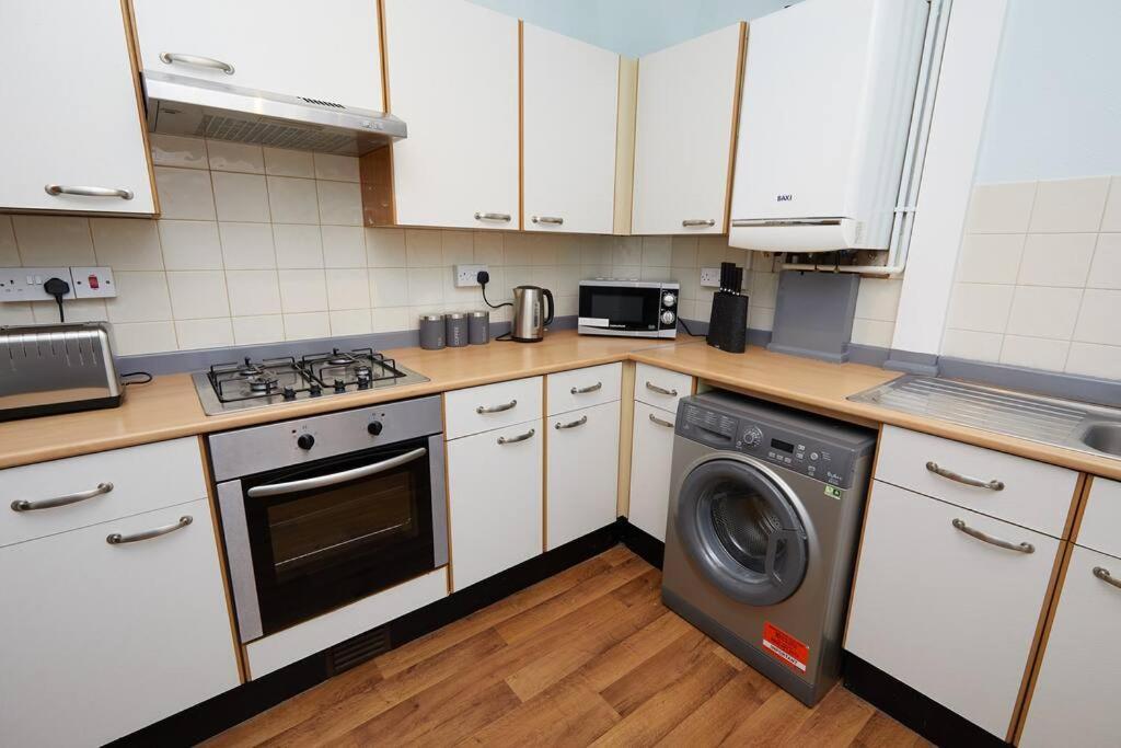 4 Bed Townhouse - Parking - Derby