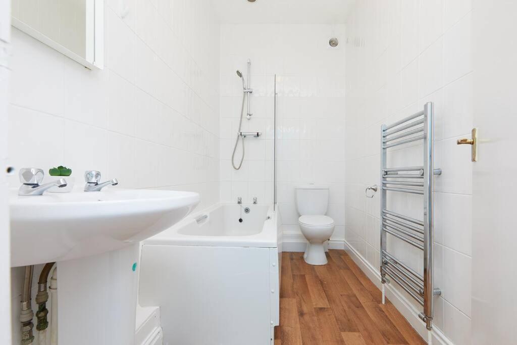 Apartment 4 Bed Townhouse - Parking - *