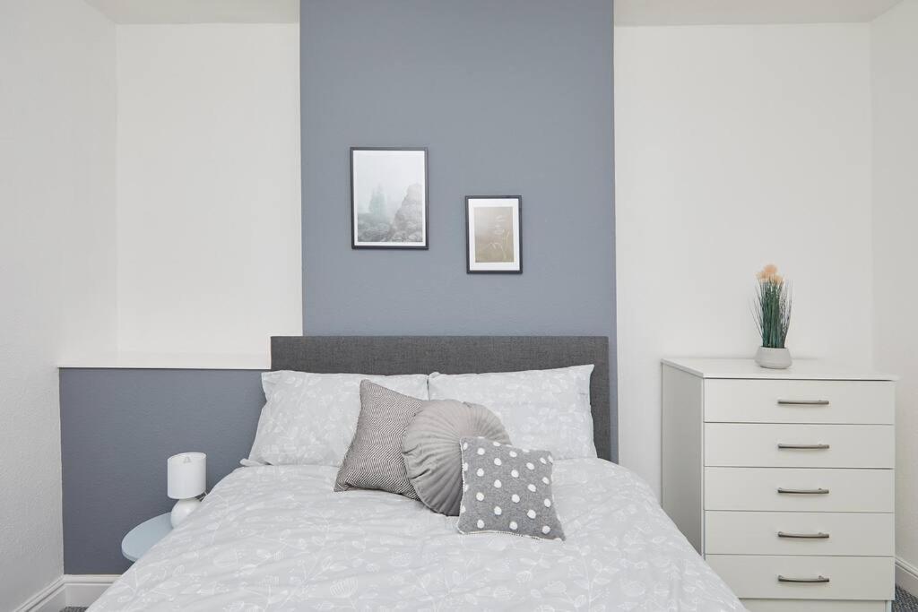 4 Bed Townhouse - Parking - * Derby