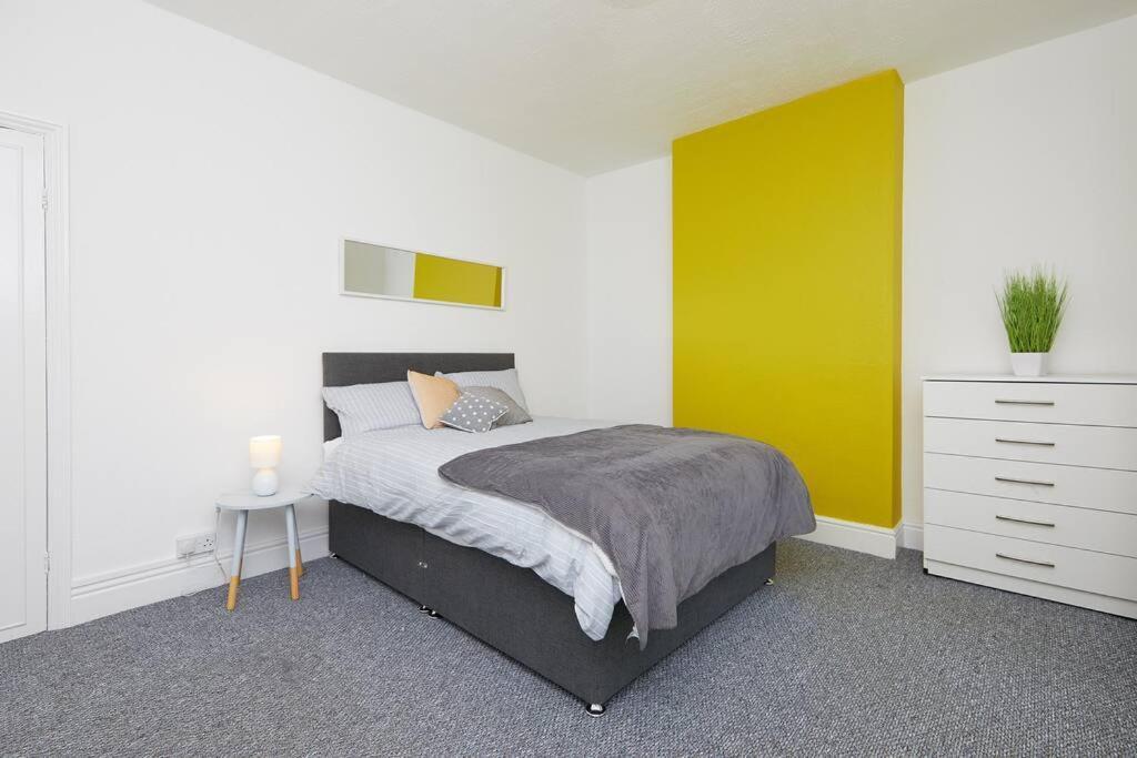 Apartment 4 Bed Townhouse - Parking -