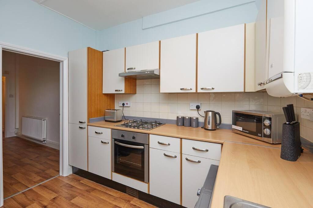 4 Bed Townhouse - Parking - *