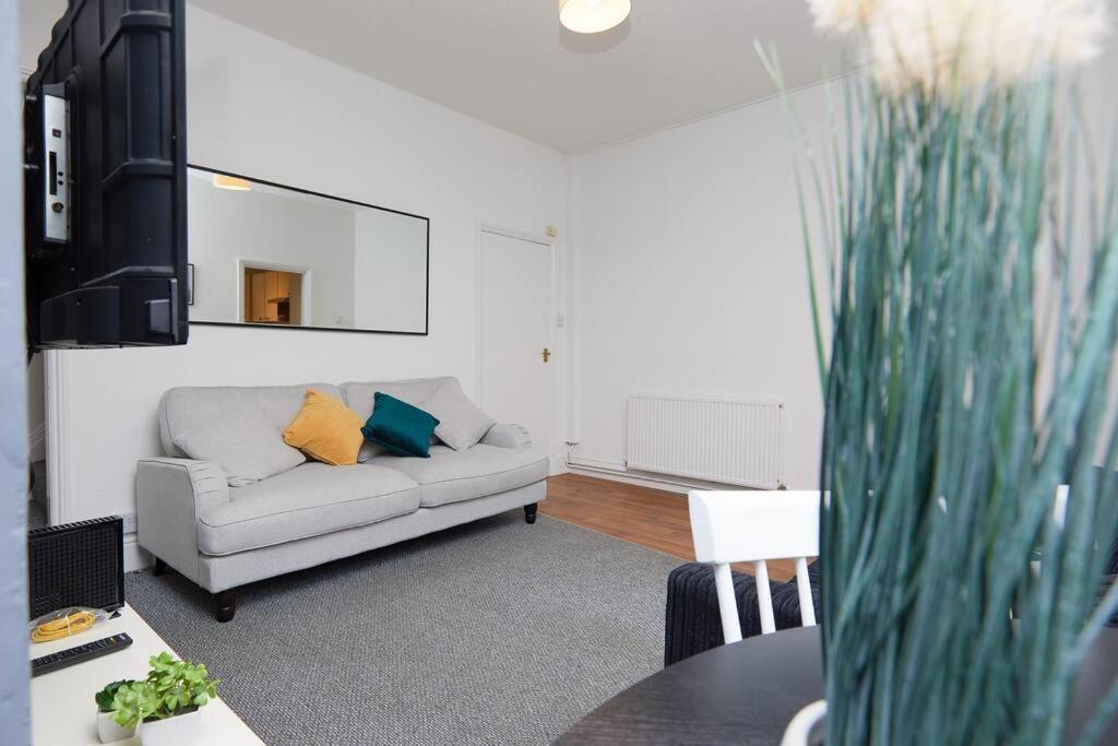 4 Bed Townhouse - Parking - Derby