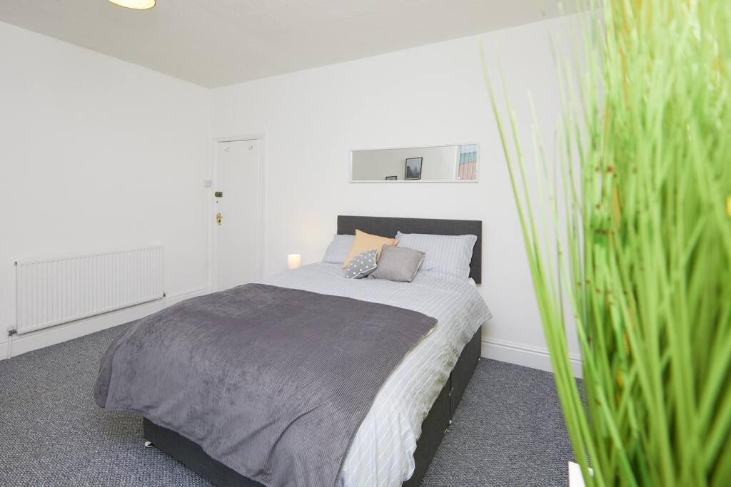 Apartment 4 Bed Townhouse - Parking - *